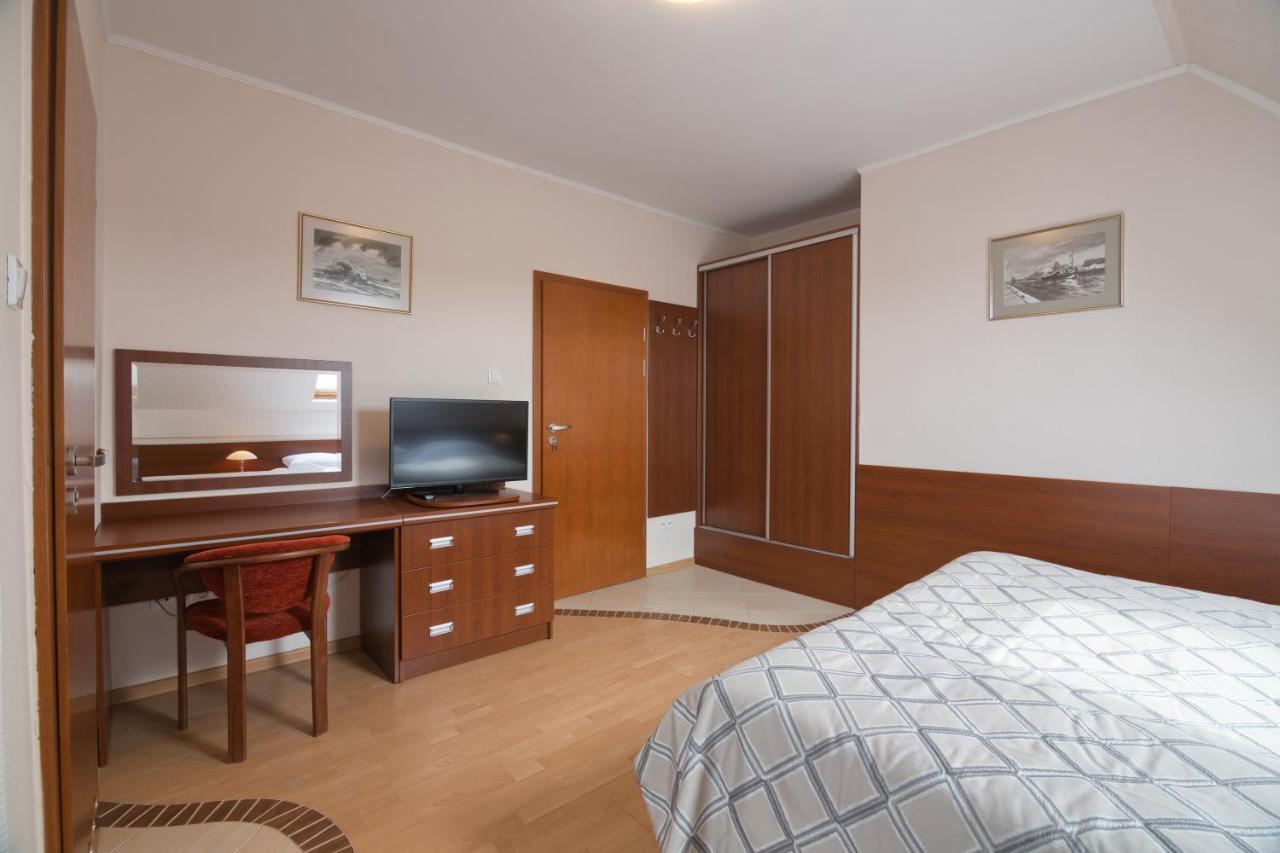 Pensjonat Tadeusz I Apartamenty W Darlowku Darlowko Buitenkant foto